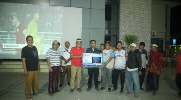 Gelar Nobar Timnas U19, Camat Mekar Baru Bagikan Doorprize